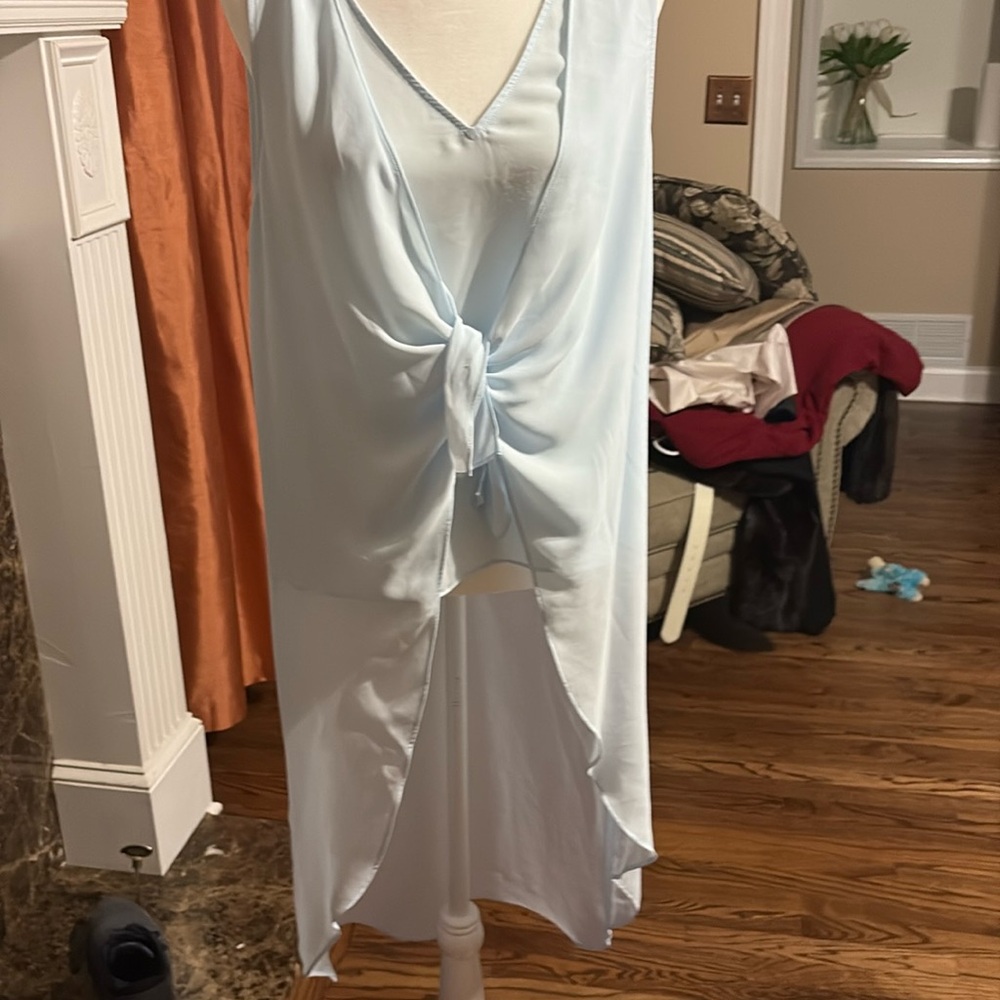 Sleeveless long in back baby blue blouse sz l-xl